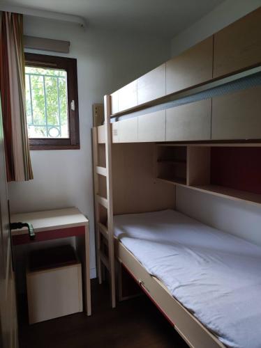 une chambre avec deux lits superposés et une fenêtre dans l'établissement Cannes Villa Francia appartement climatisé vue mer, à Cannes