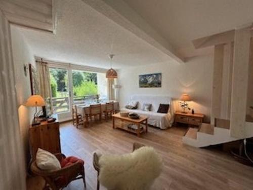 un salon avec un lit et une salle à manger dans l'établissement Appartement 6 pers. avec jardinet, Chantemerle, Serre-Chevalier - FR-1-330E-37, à Saint-Chaffrey