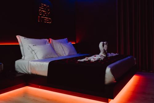 ペニャフィエルにあるMotel Sidewayのぬいぐるみが置かれたベッドのある寝室