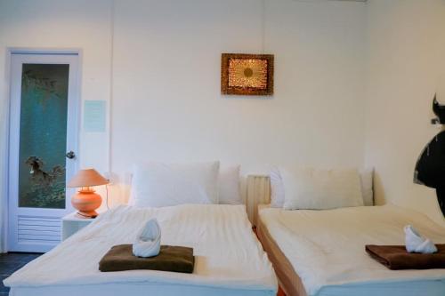 Postel nebo postele na pokoji v ubytování The Light House Resort - Kohlarn เดอะไลท์เฮ้าส์รีสอร์ท เกาะล้าน
