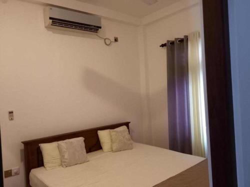 Ένα ή περισσότερα κρεβάτια σε δωμάτιο στο Villa Ceylon 449