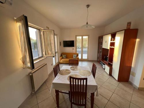 Una televisión o centro de entretenimiento en La collina dei venti