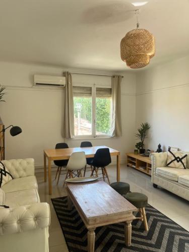 a living room with a table and chairs at Eco-refuge la Nuit étoilée, Calme, Wifi,5 mn Centre à pied, parking gratuit, parking vélo in Arles