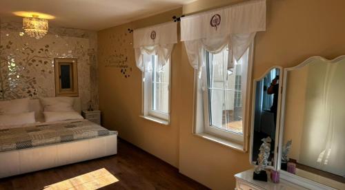 a bedroom with a bed and a window at AR Apartments - 1898 in Coburg