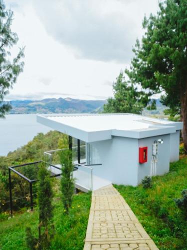 アキタニアにあるEntre Islas LODGEの赤いドアのある丘の上の住宅