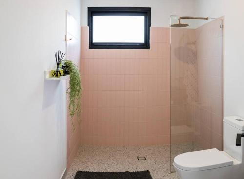 CowaramupにあるThe PINK STUDIOのシャワー、トイレ、窓付きのバスルーム