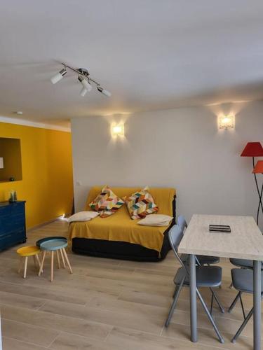 une chambre avec un lit, une table et des chaises dans l'établissement T2 neuf, RDJ dans villa sous les pins, port Carry, jardin terrasse indépendants, à Carry-le-Rouet
