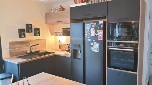 Il comprend une cuisine équipée d'un réfrigérateur avec des aimants. dans l'établissement Villa Bellevue, au Castellet