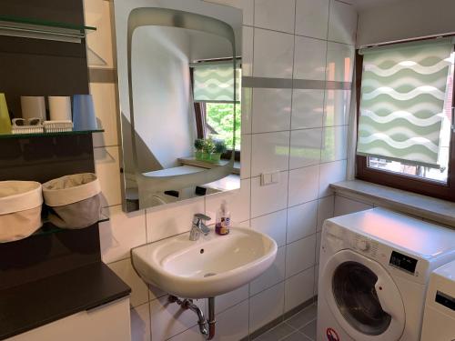 a bathroom with a sink and a washing machine at Apartment am historischen Rathaus in Michelstadt