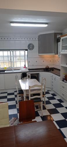 Η κουζίνα ή μικρή κουζίνα στο Quarto privado 1