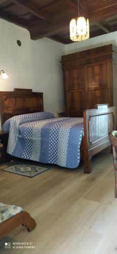 a bedroom with a bed with a wooden head board at Casale del Cantico in Brenta