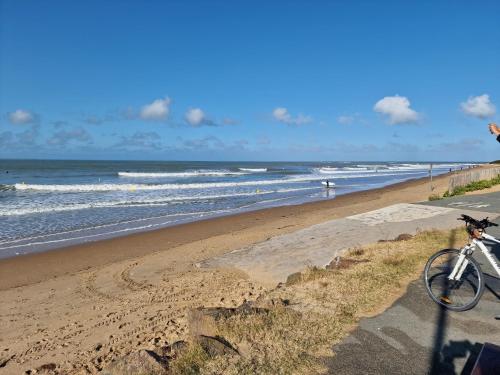 - un vélo garé à côté d'une plage donnant sur l'océan dans l'établissement Villa plage et forêt, à La Tranche-sur-Mer