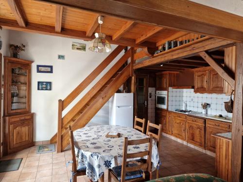 une cuisine avec une table et un réfrigérateur blanc dans l'établissement Villa plage et forêt, à La Tranche-sur-Mer