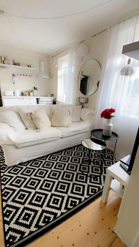 sala de estar con sofá blanco y alfombra blanca y negra en Apartment in Tartu, en Tartu