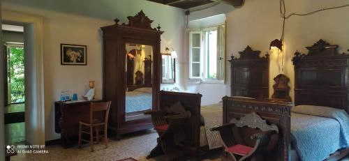 a bedroom with a bed and a large mirror at Casale del Cantico in Brenta