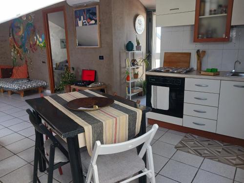 une cuisine avec une table et une cuisinière dans l'établissement Original - 10 minuti da Matera, à Altamura