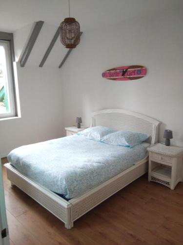 - une chambre avec un lit blanc et un panneau mural dans l'établissement Appartement 43m2 Bayonne, à Bayonne