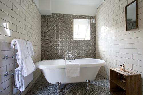 W łazience znajduje się biała wanna i umywalka. w obiekcie The Trout at Tadpole Bridge w mieście Faringdon