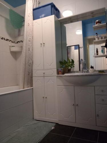 une salle de bain avec un lavabo et un miroir dans l'établissement appartement périurbain de Paris et Versailles, à Les Clayes-sous-Bois