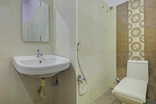 Bilik mandi di Hotel O Srujana Stay Inn