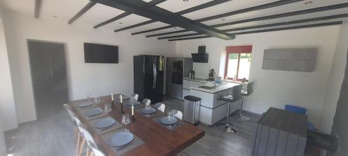 une chambre avec une table à manger et une cuisine dans l'établissement La prairie de la baie, à Précey