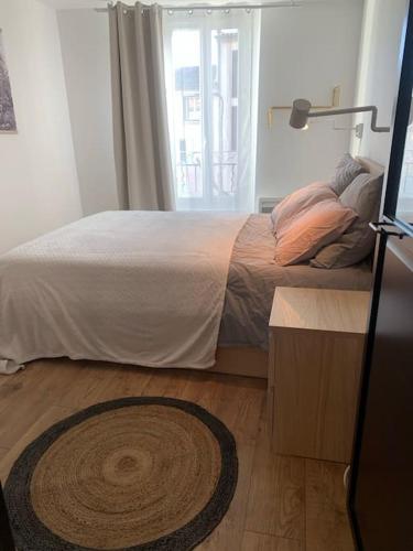 une chambre avec un lit et une fenêtre dans l'établissement Appartement Douillet Central - Parking Inclus, à Manosque