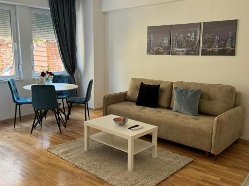 un soggiorno con un divano e un tavolo di NN Apartment 3 a Skopje