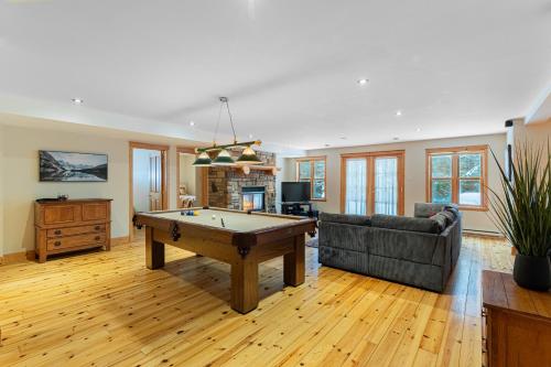 Χώρος καθιστικού στο Fiddler Lake Resort Chalet 30 Deer