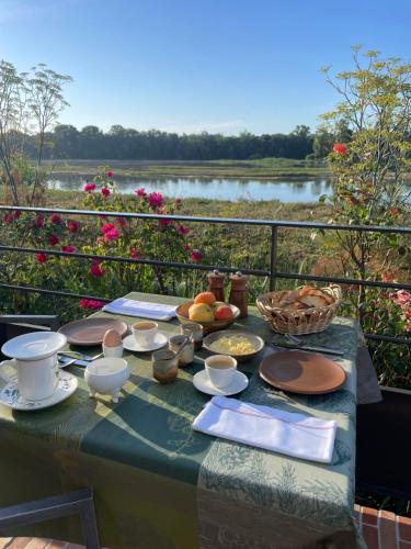 Udsigt til en flod der løber i nærheden af pensionatet