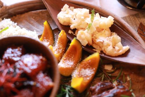 a plate of food with a plate of food with orange slices at Hide and see in Sha-p'ing-pa