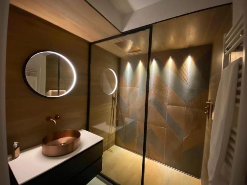 une salle de bain avec un lavabo et un miroir dans l'établissement Bien design avec jacuzzi et piscine, à Villeneuve-Loubet