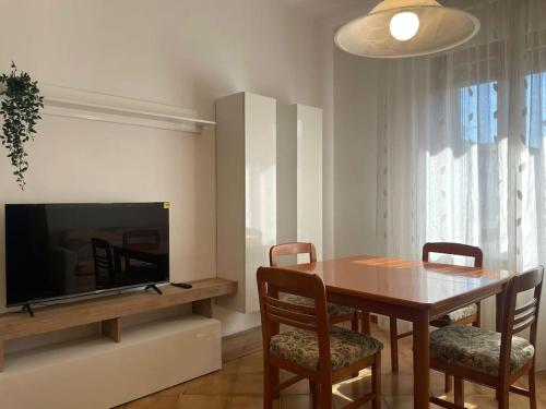 a dining room with a table and a television at Gate3-MarcoPoloAirport-3 camere da letto-Wifi-Netflix-15' from Venice in Tessera