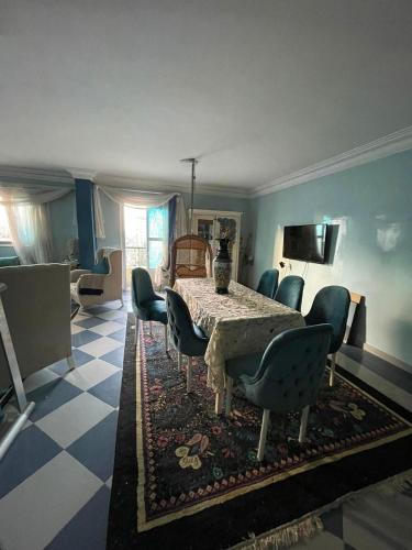 a dining room with a table and some chairs at شارع الجيش in Kafr Abū Dabbūs