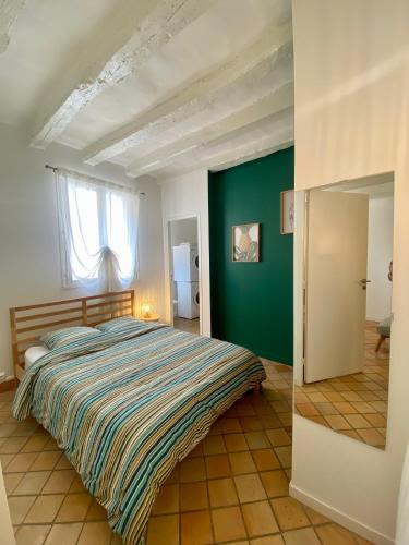 une chambre avec un lit et un mur végétal dans l'établissement Logement entier - Vieux Tours - Centre, à Tours