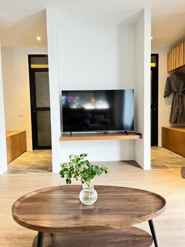 TV a/nebo společenská místnost v ubytování Punnpreeda Beach Resort - SHA Plus Certified