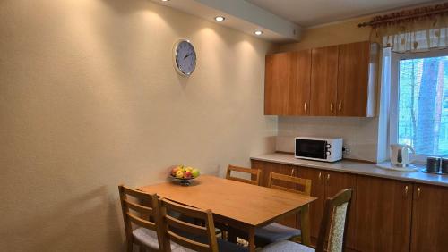 Кухня или мини-кухня в Kristi Apartments
