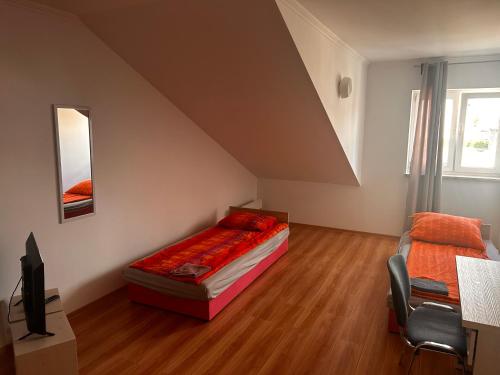 En eller flere senge i et værelse på Kwatery& Noclegi Wi-Fi& NETFLIX W KAZDYM POKOJU- -pokój 2 osobowy Zobacz Ścisłe CENTRUM Hrubieszowa