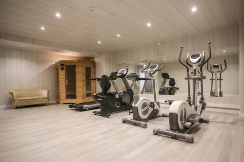 
The fitness center and/or fitness facilities at Alivi
