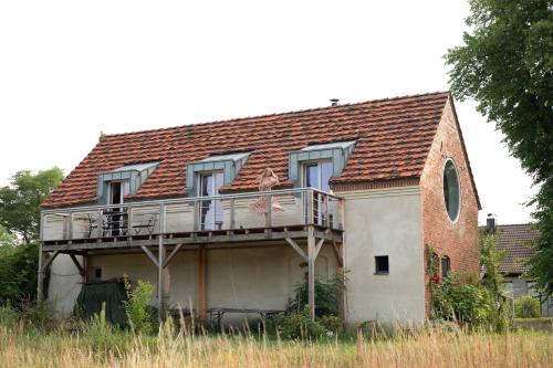 un cane seduto su un balcone di una casa di loft-feeling im Cottage! a Brandenburg an der Havel
