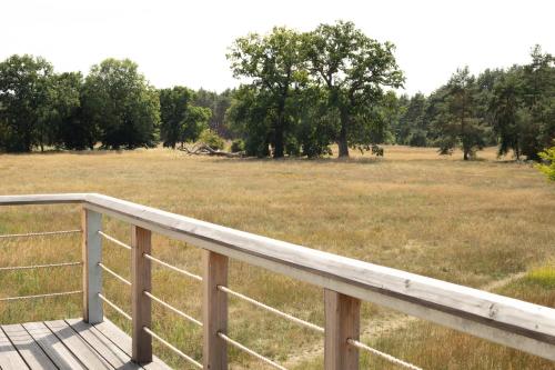 un ponte di legno con un campo sullo sfondo di loft-feeling im Cottage! a Brandenburg an der Havel