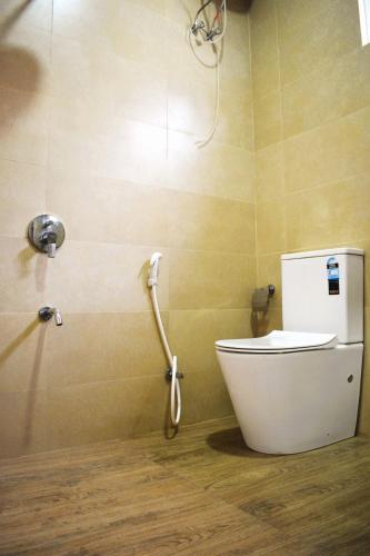 ein Badezimmer mit Toilette und Dusche in der Unterkunft Orchard Home in Kandy