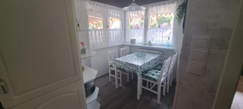 Fotografie z fotogalerie ubytování Ferienwohnung Am See mit kleinem Boot und 3er Kajak und 2 SUP v destinaci Storkow