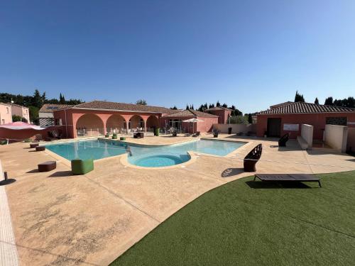 une piscine au milieu d'une cour dans l'établissement Domaine de Bacchus-Villa Occitane-Climatisée 4 couchages, à Saint-Christol