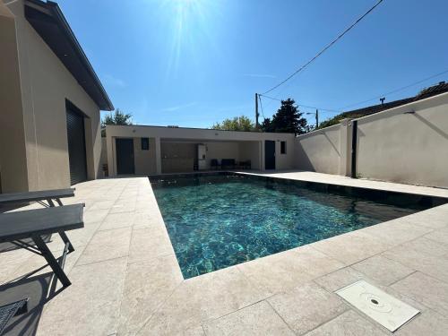 une piscine dans l'arrière-cour d'une maison dans l'établissement Villa kaiser, à Avignon
