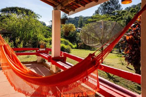 Taman di luar Linda chacara com conforto e meio a natureza