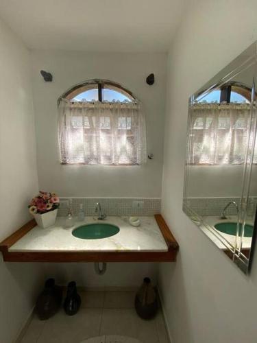 Bilik mandi di Linda chacara com conforto e meio a natureza