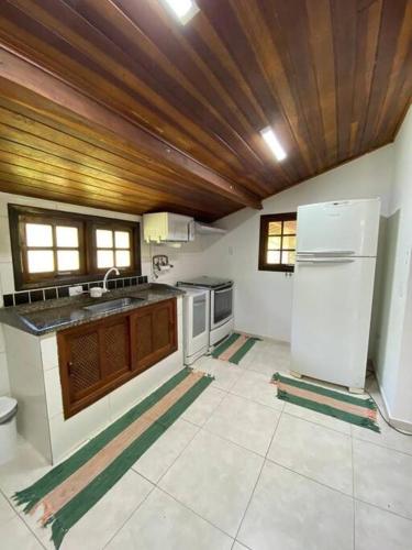 Dapur atau dapur kecil di Linda chacara com conforto e meio a natureza