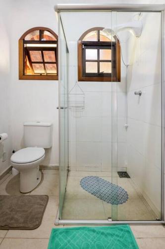 Bilik mandi di Linda chacara com conforto e meio a natureza