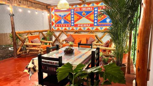 un patio con mesa, sillas y un cartel en Miranda's House, en Puerto Chicama