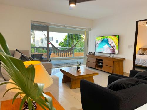 TV a/nebo společenská místnost v ubytování Spacious Apartment with Terrace, Pool and Beach Access